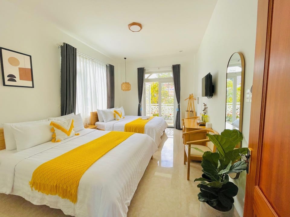 Deluxe Quadruple Room | Minibar, desk, free WiFi, bed sheets