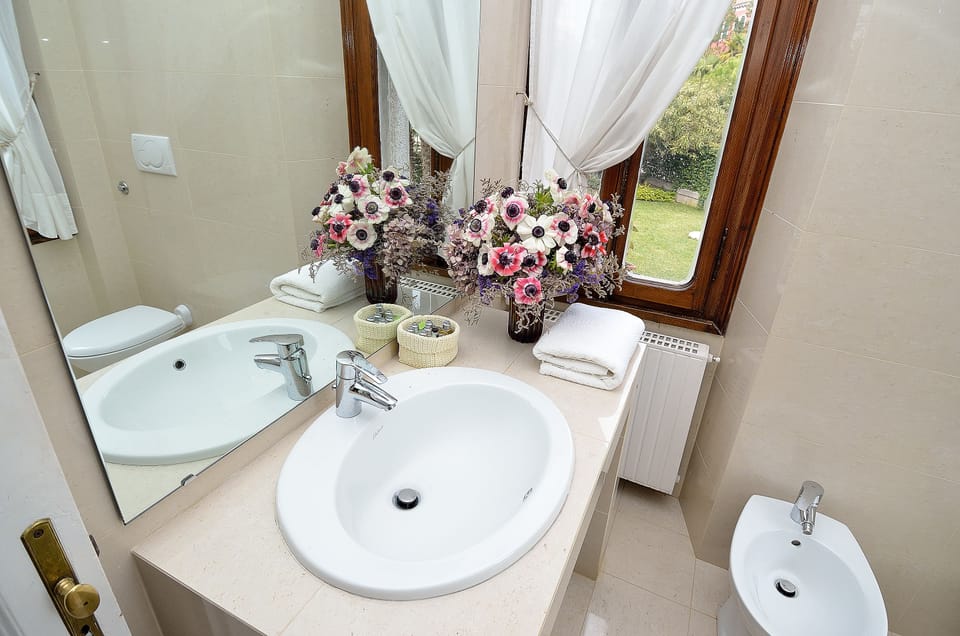 Three Bedrooms Apartment | Bathroom | Free toiletries, hair dryer, bathrobes, slippers