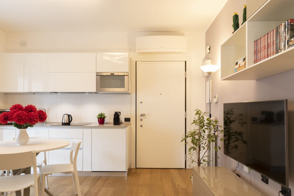 Deluxe Apartment | Private kitchen | Fridge, microwave, oven, stovetop