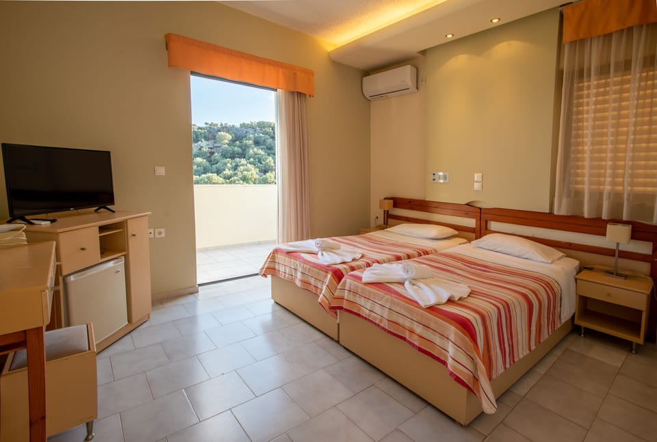 Classic Double or Twin Room, 1 Bedroom | Individually furnished, desk, laptop workspace, soundproofing