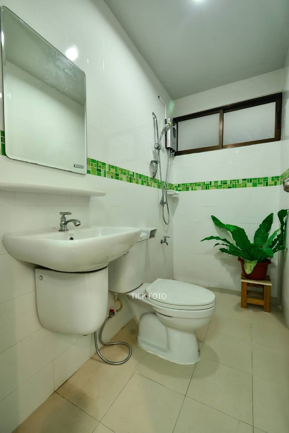 Shower, bidet, towels, soap