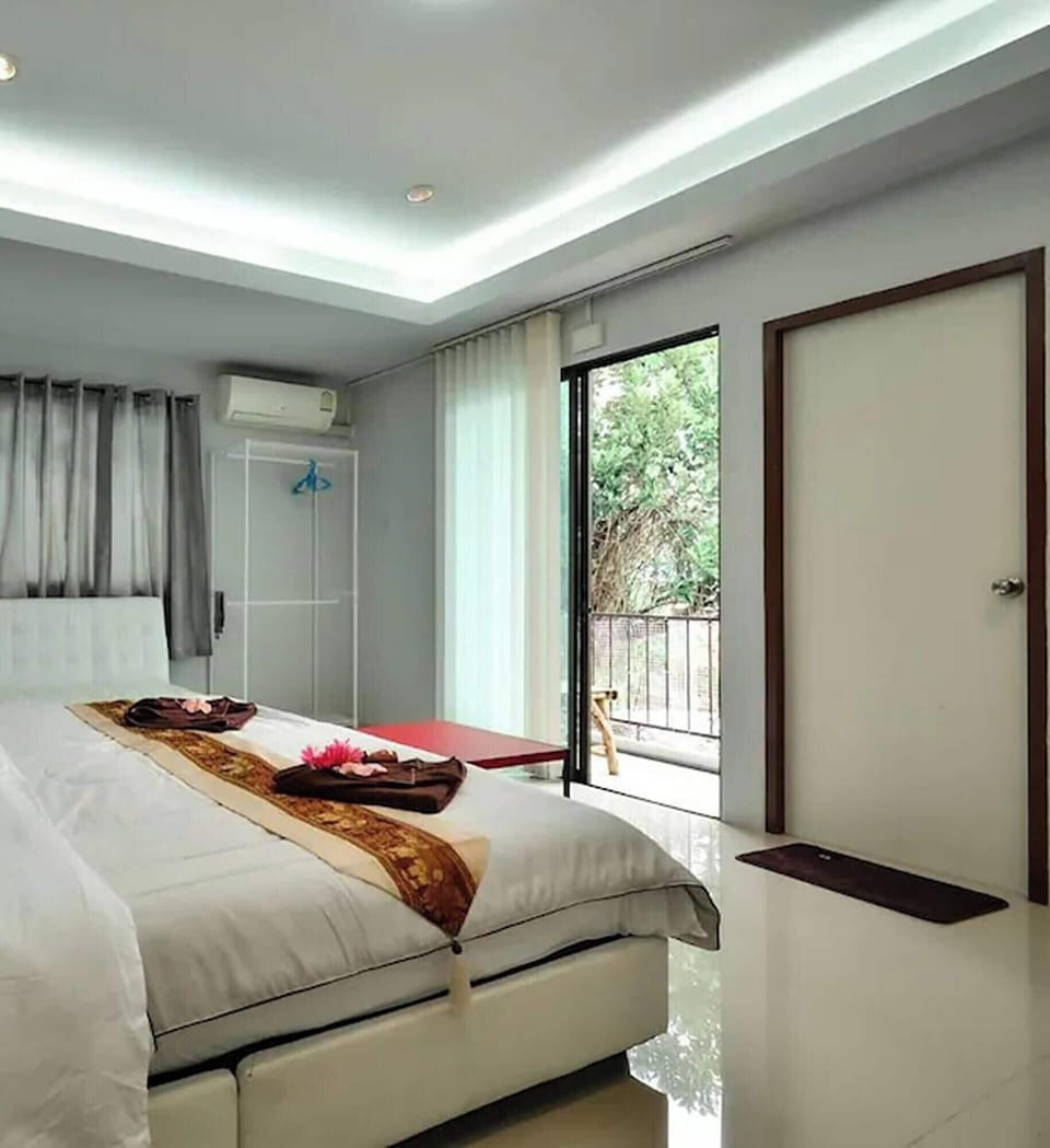 Standard Double Room | Desk, WiFi (free), bed sheets