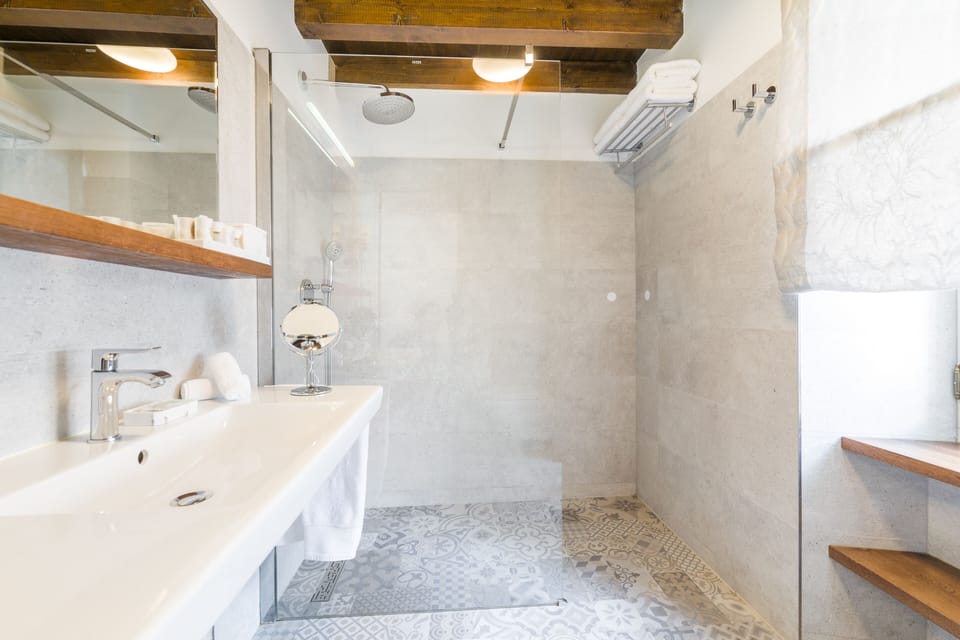 Family Duplex, City View (2nd Floor ) | Bathroom | Free toiletries, hair dryer, bathrobes, slippers