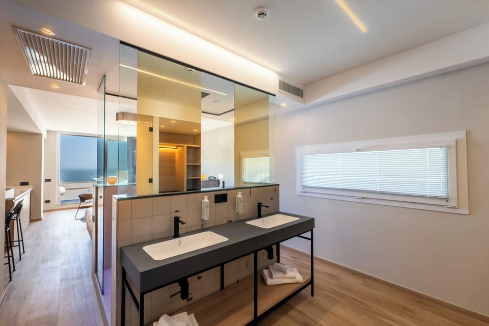 Panoramic Suite with Terrace and hot tub | Bathroom | Shower, rainfall showerhead, free toiletries, hair dryer