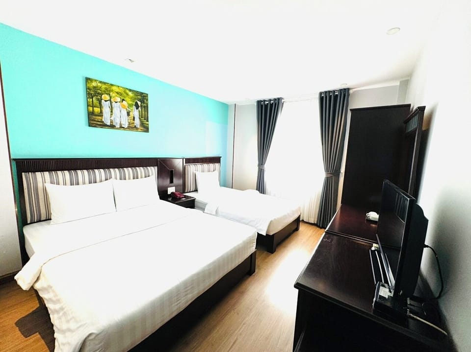 Grand Room | Desk, soundproofing, iron/ironing board, free WiFi