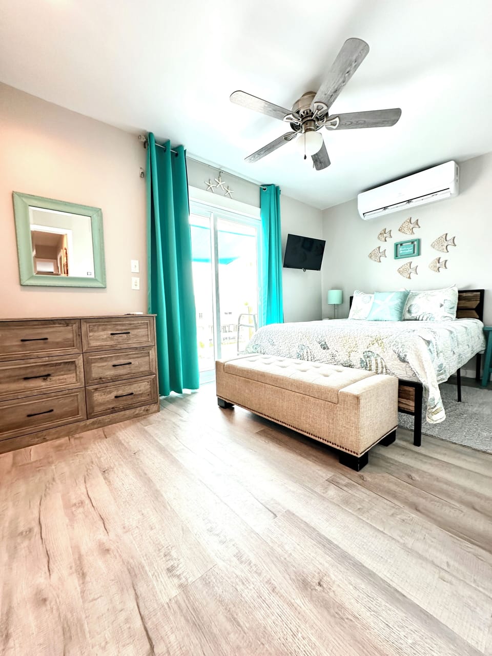 Top Floor Bedroom-Queen Bed-Smart TV-Deck with Views of The Gulf and Pool Area