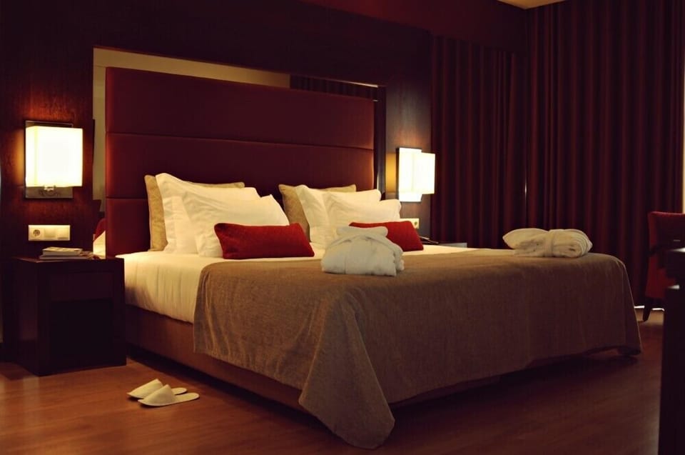 Double Room | Minibar, in-room safe, desk, travel crib