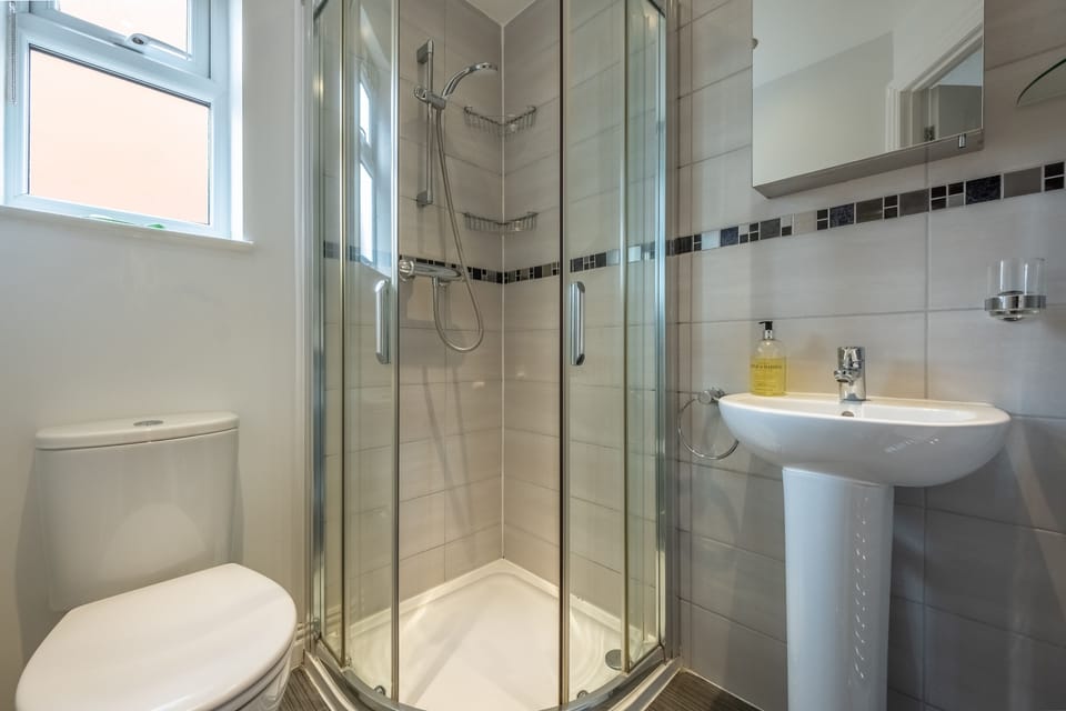 First floor: En-suite shower room