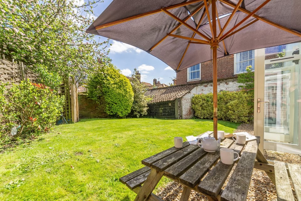 Holly Lodge, Wells-next-the-Sea: The sunny garden is fully enclosed