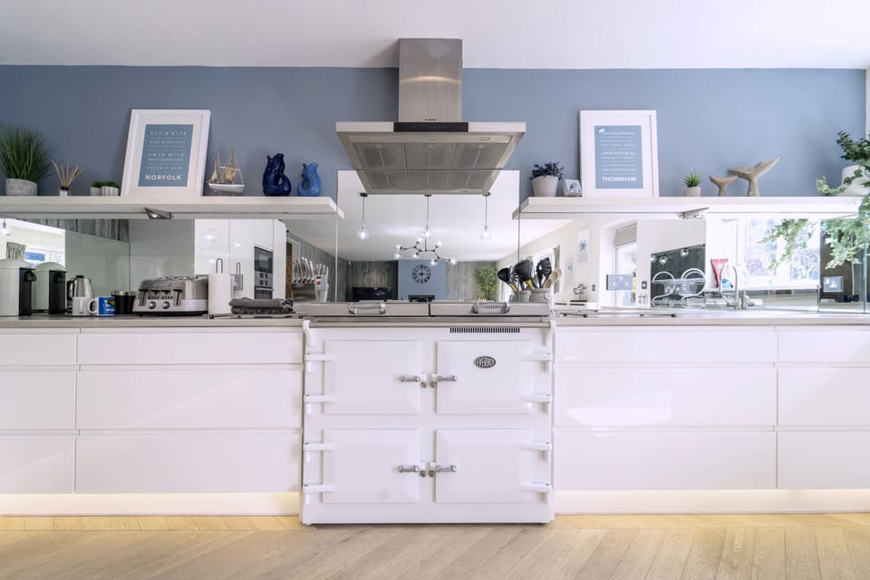 Ground floor: Well-equipped kitchen with Aga