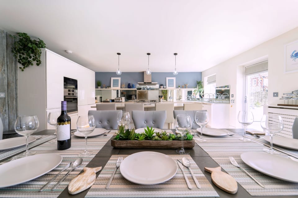 Drifters, Thornham: Dining table for eight and well-appointed kitchen