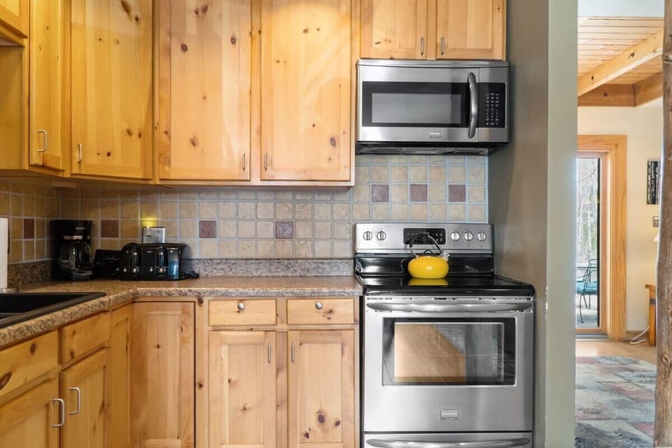 The kitchen has stainless steel appliances, ample cabinet space and a full range of basic cookware as well as a crockpot so you can whip up a meal with ease.