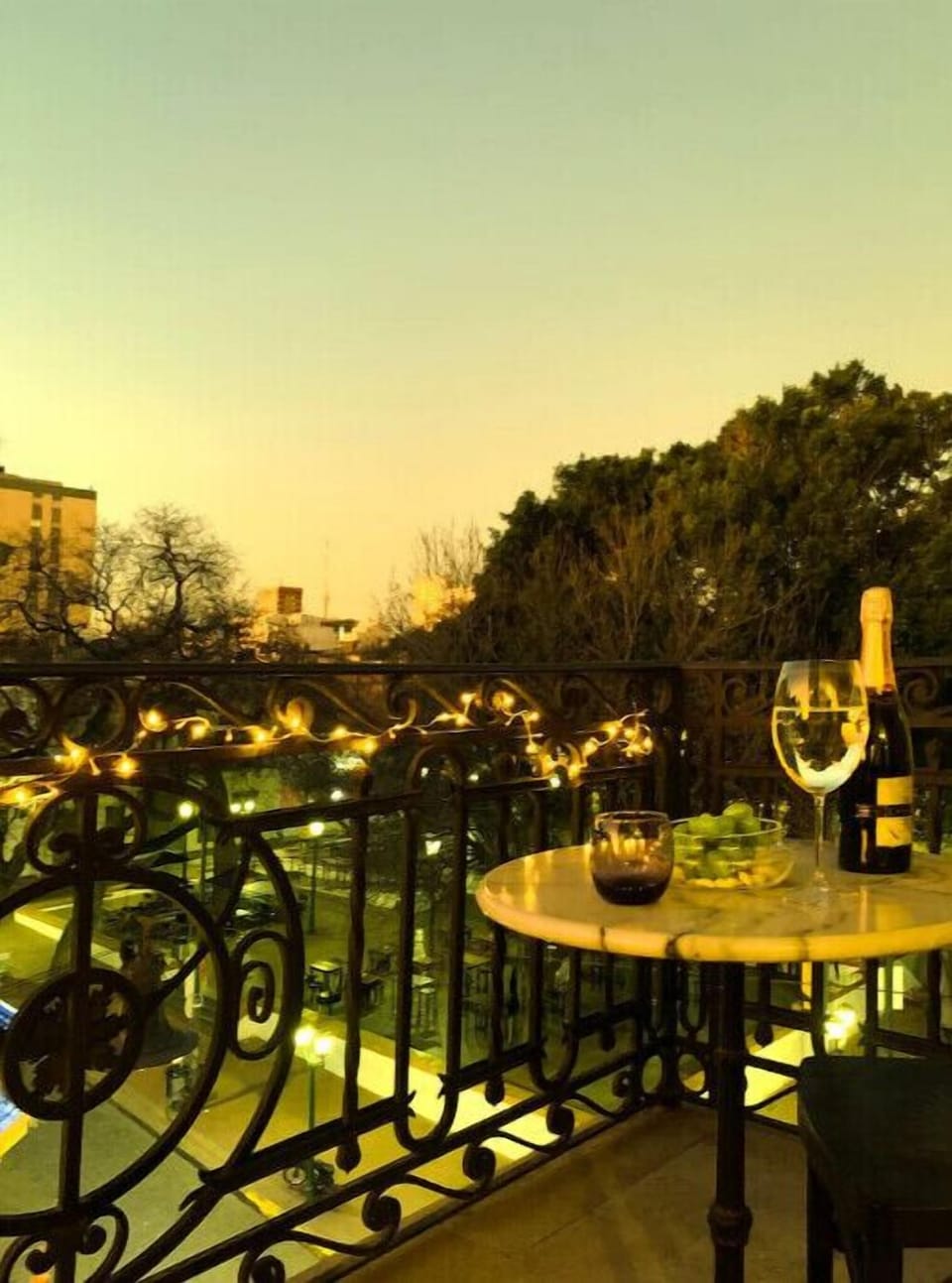 Sundays of "milonga" and "tango" at Plaza Dorrego from a real special spot. 