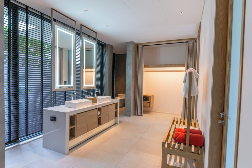 Separate tub and shower, deep soaking tub, rainfall showerhead