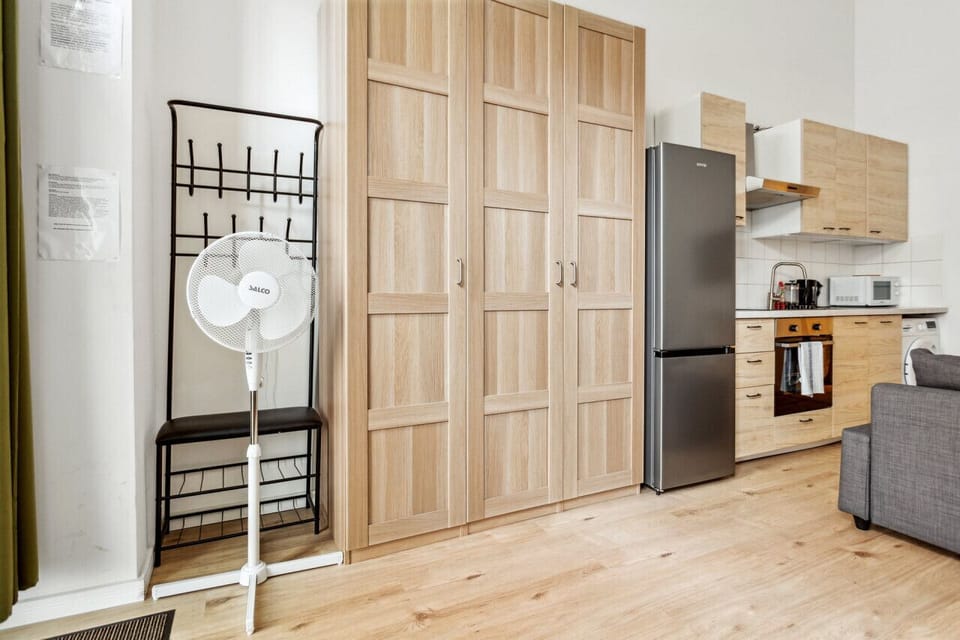 Viele praktische Extras, wie ein Ventilator, eine Garderobe und einen großen Kleiderschrank.