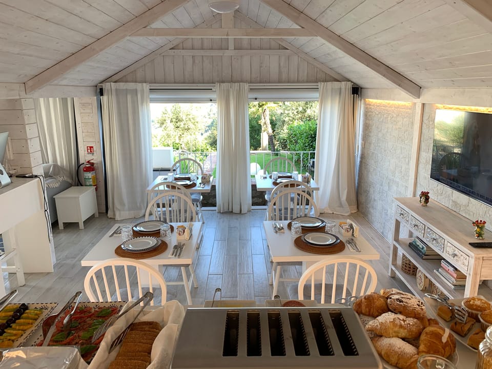 Daily continental breakfast (EUR 0.1 per person)