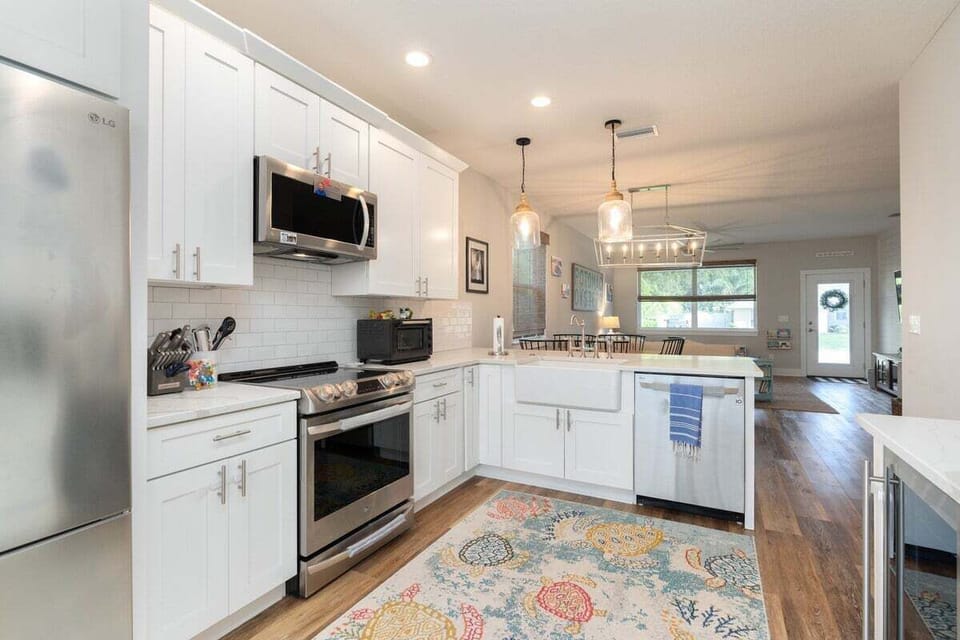 Kitchen - All electric stainless steel new appliances, Keurig coffee machine, Toaster. All of the kitchen essentials available for guests.