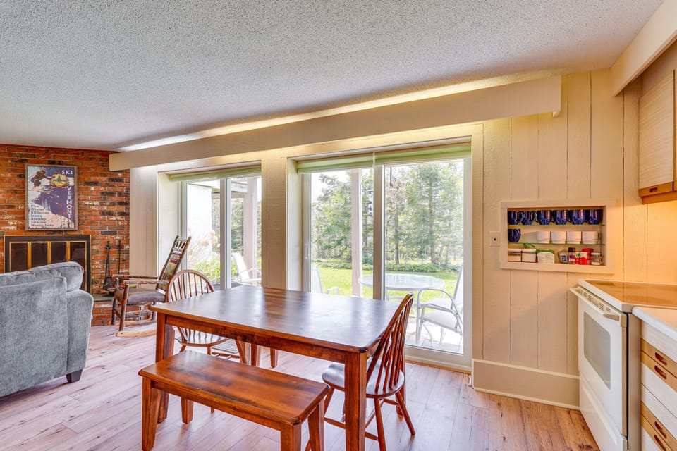 Dining Area | Dishware/Flatware Provided