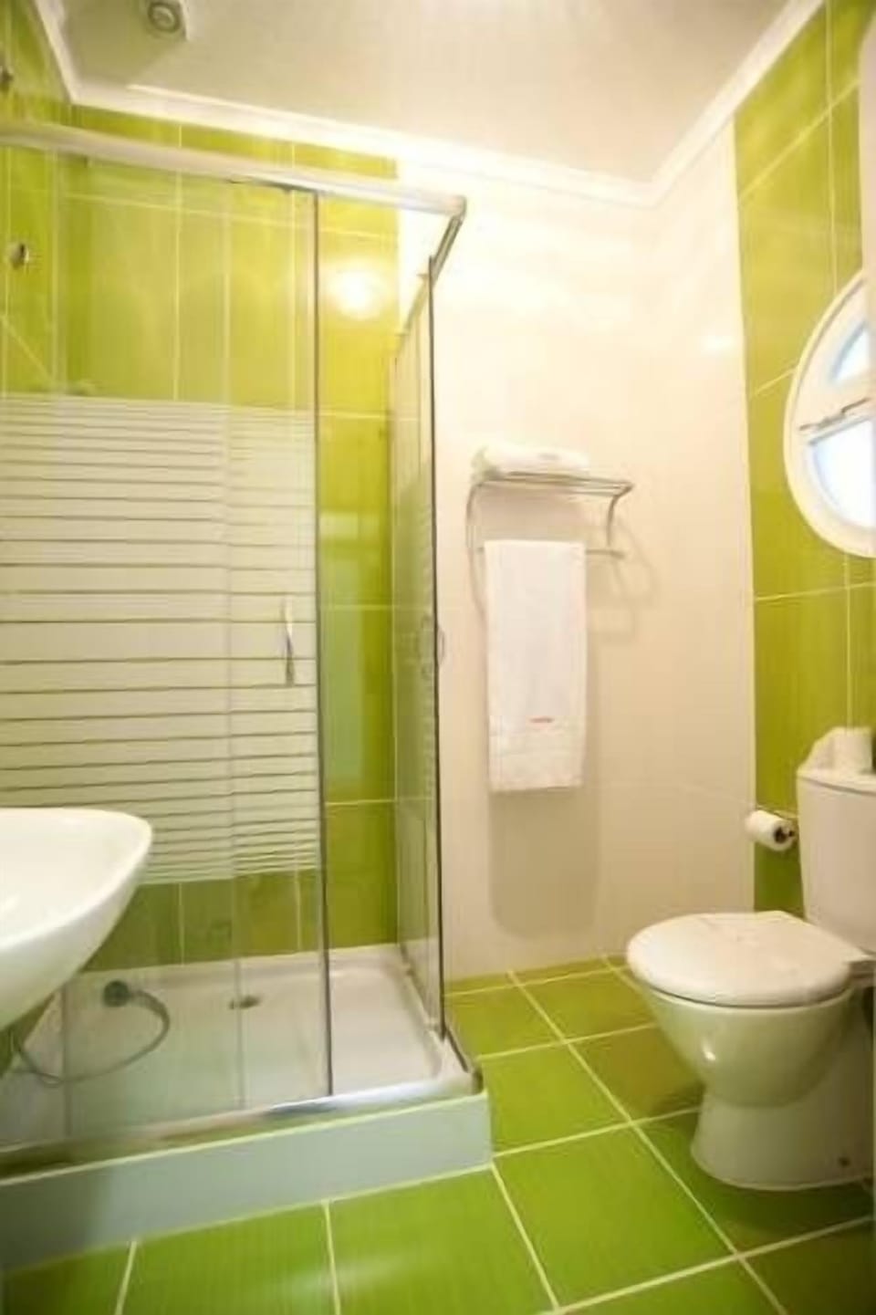 Shower, free toiletries, hair dryer, bidet