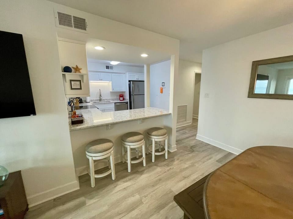 Cushioned swivel stools at the kitchen / dinning room peninsula.