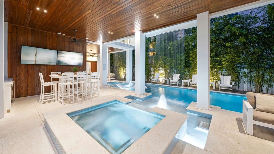 Resort Style Pool/Spa - Rain-curtains - 2 Sunshelves - 2 HD TV's 