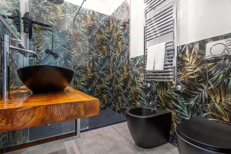 Deluxe Room | Bathroom | Shower, rainfall showerhead, free toiletries, hair dryer