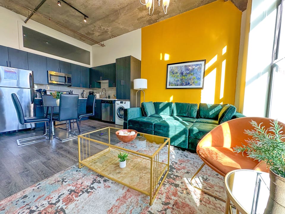 Spacious living room with a lot of daylight and large windows.
