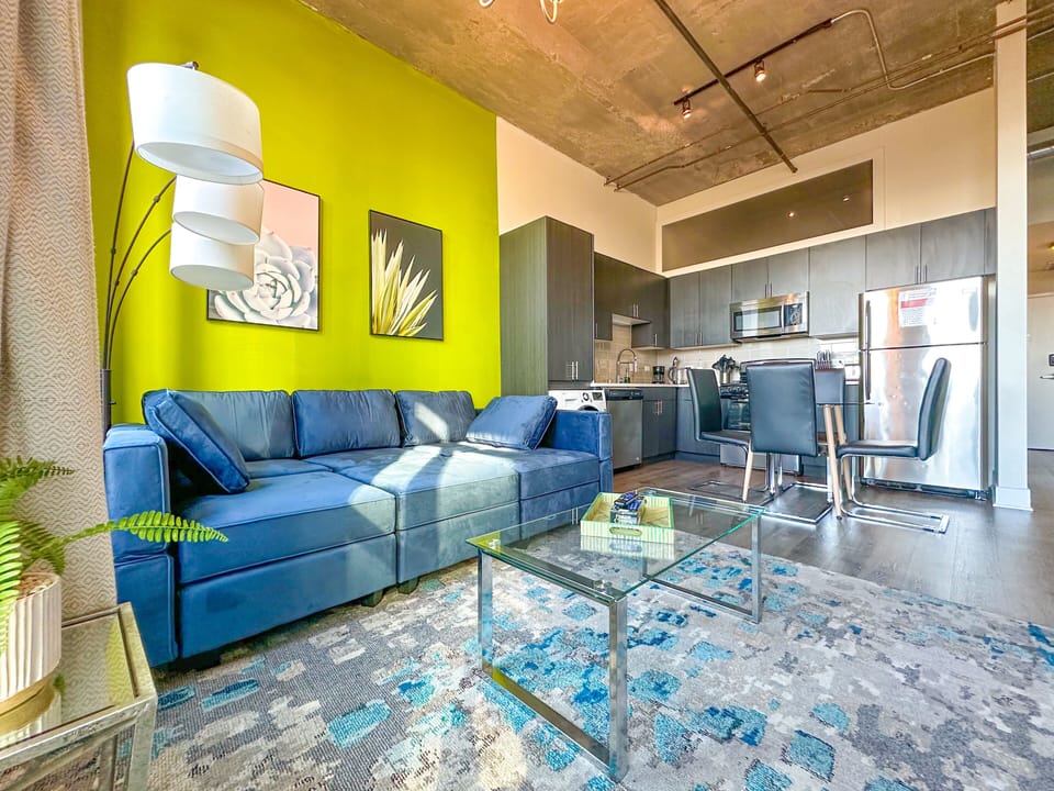 Spacious living room with a lot of daylight and large windows.
