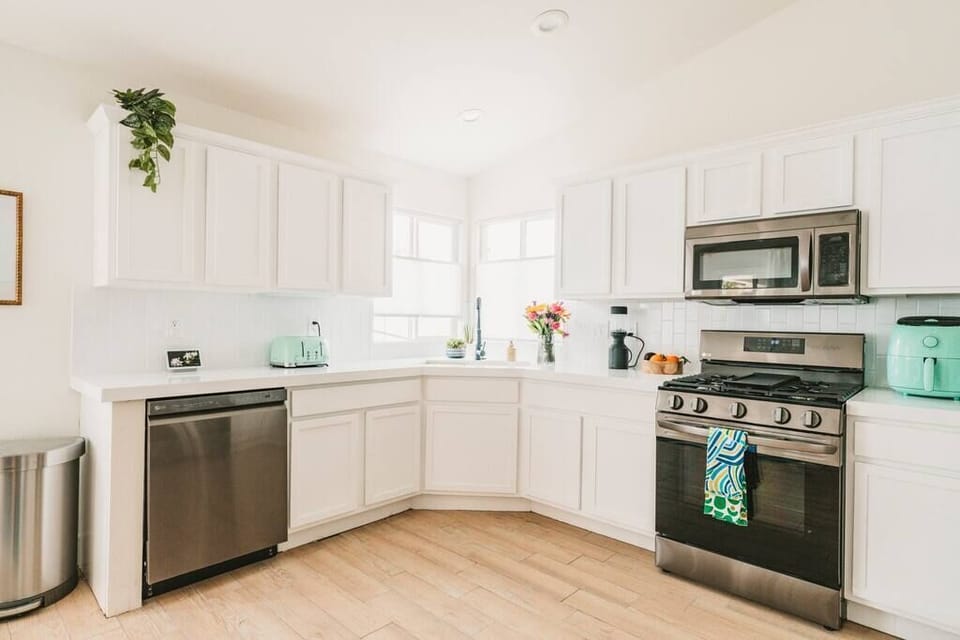 Kitchen - Toaster, dishwasher, gas stove/oven, microwave, air fryer, blender.