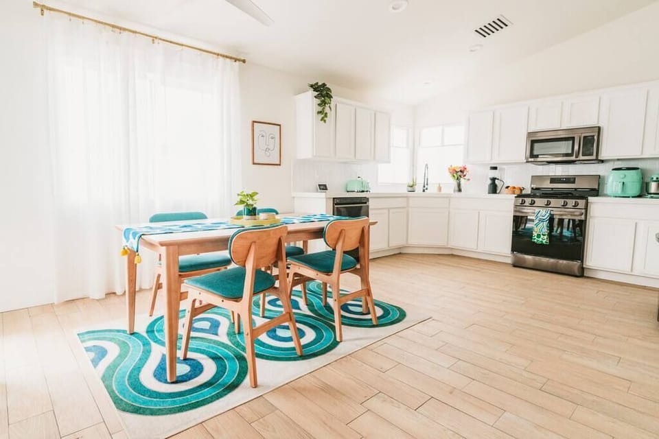 Breakfast/Dining Area