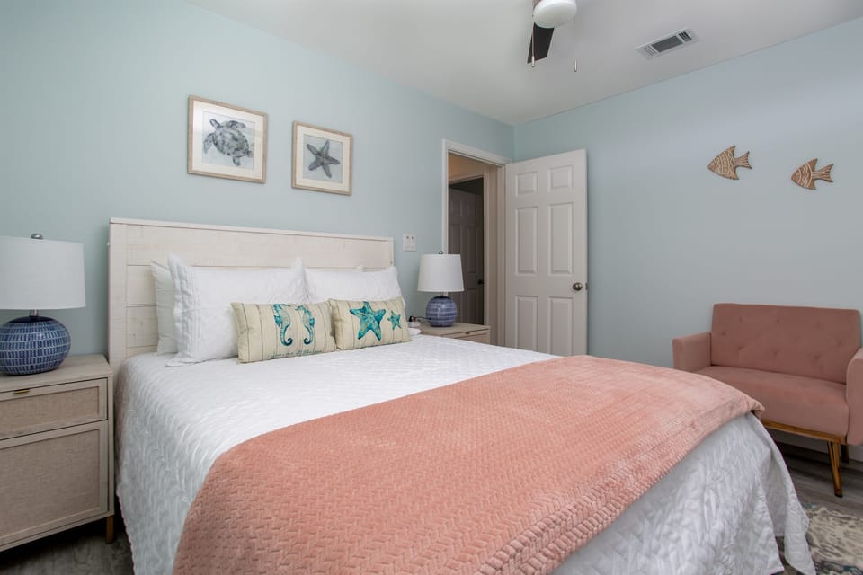 Bedroom 5 - Queen Bed