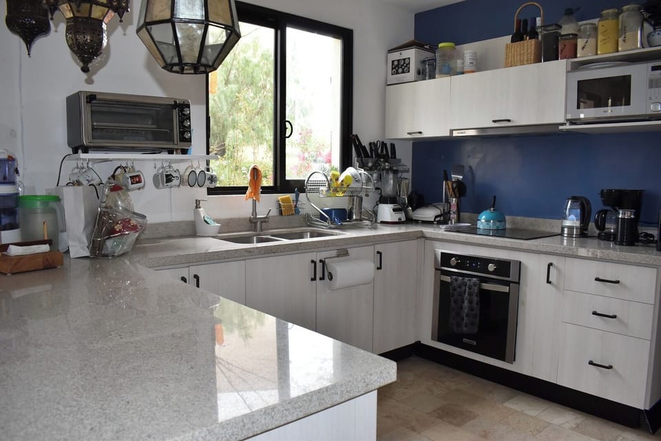 Full-size fridge, microwave, oven, stovetop