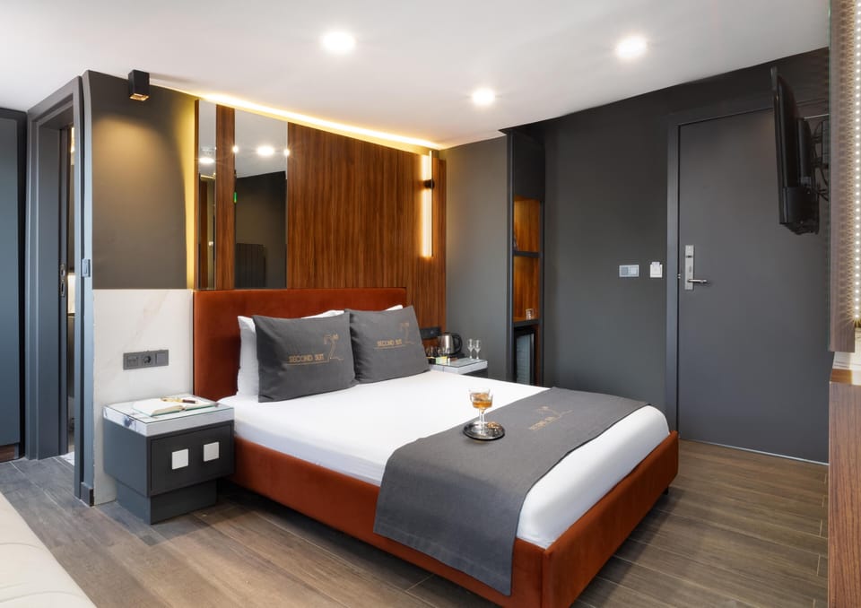 Superior Studio Suite | Soundproofing, free WiFi, bed sheets
