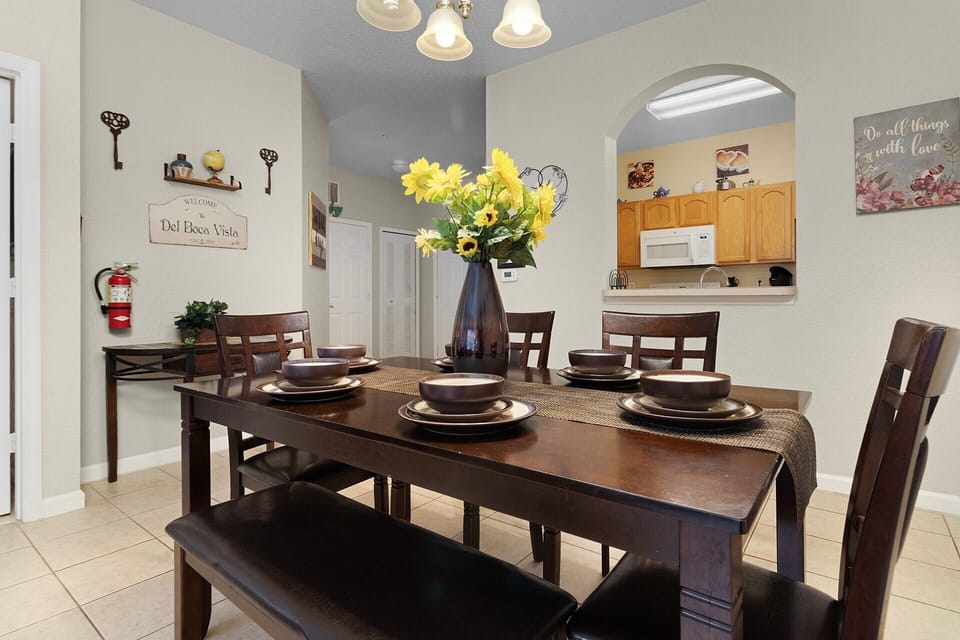 Seating for 6 - Del Boca Vista