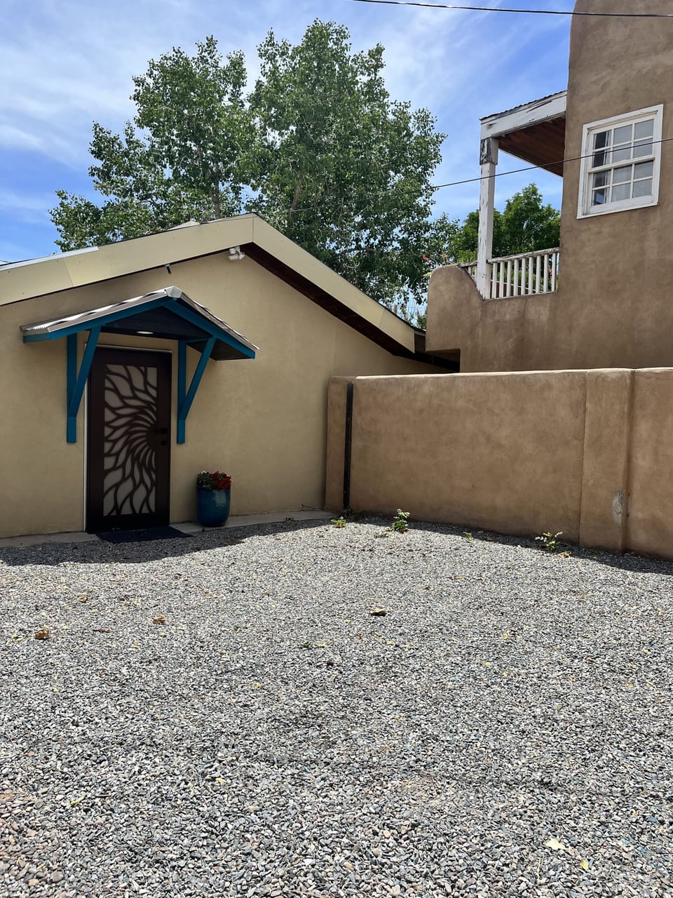 Front entrance with parking at your front door. 
