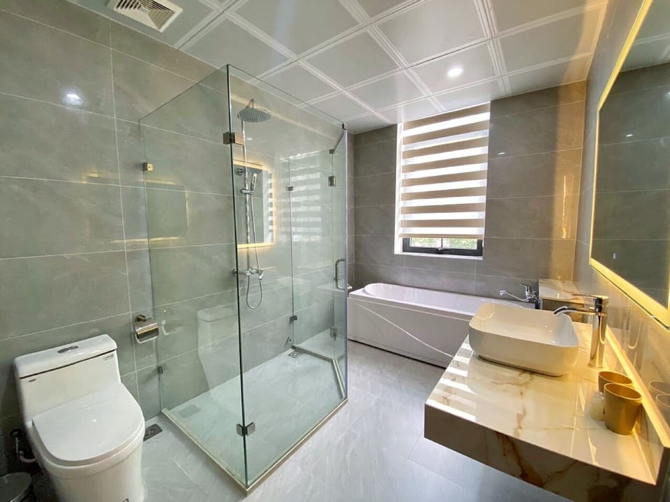 Deluxe Room | Bathroom | Free toiletries, hair dryer, slippers, towels