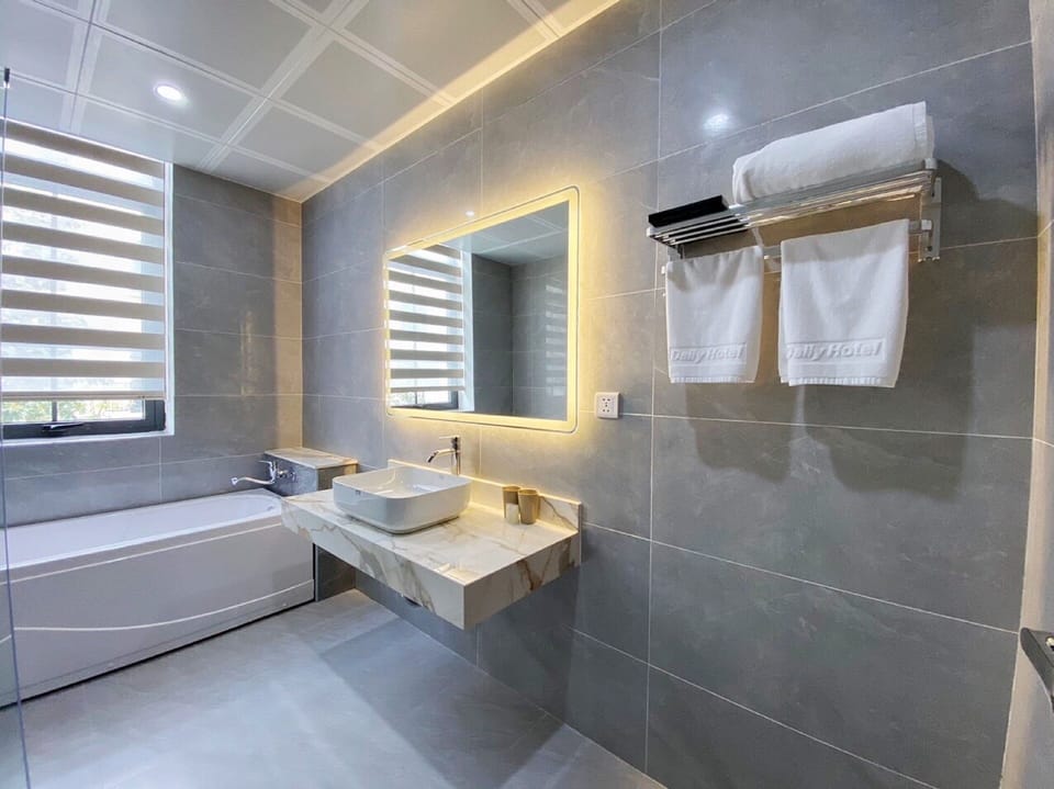 Deluxe Room | Bathroom | Free toiletries, hair dryer, slippers, towels