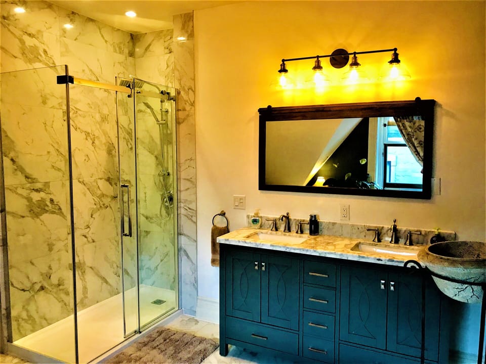 Grand Room, 1 Queen Bed, Private Bathroom (Nook) | Bathroom | Free toiletries, hair dryer, slippers, towels