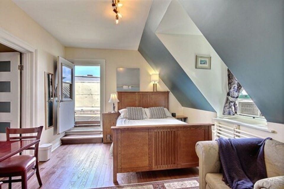 Comfort Room, 1 Queen Bed, Terrace (Dovecot) | Individually decorated, individually furnished, desk, laptop workspace