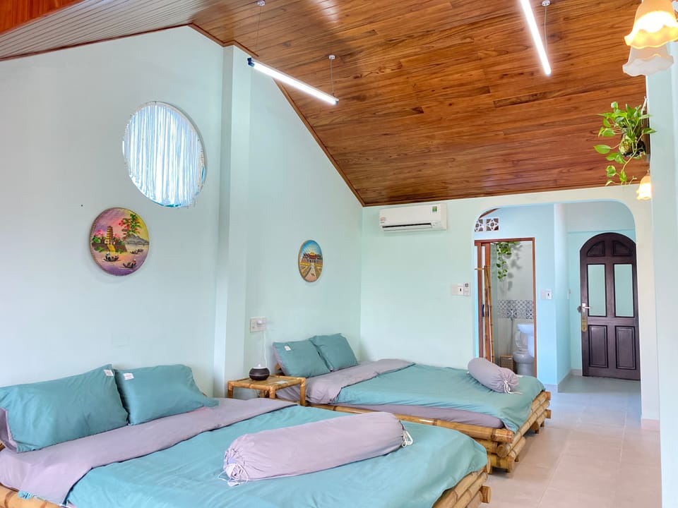 Deluxe Quadruple Room, 2 Queen Beds | Soundproofing, iron/ironing board, free WiFi, bed sheets