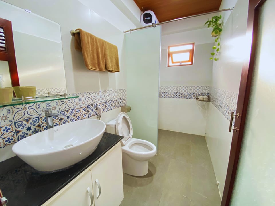 Deluxe Quadruple Room, Multiple Beds | Bathroom | Shower, rainfall showerhead, free toiletries, hair dryer