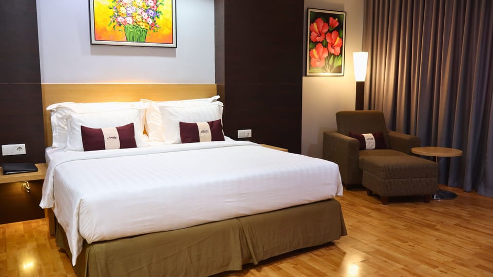 Suite Room | Desk, WiFi (free), bed sheets