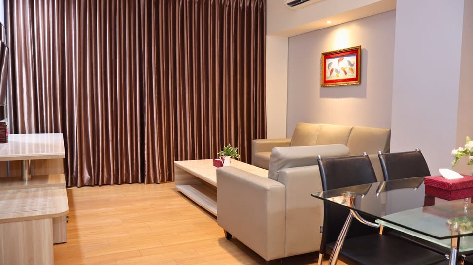 Suite Room | Living area | 25-inch LCD TV with cable channels