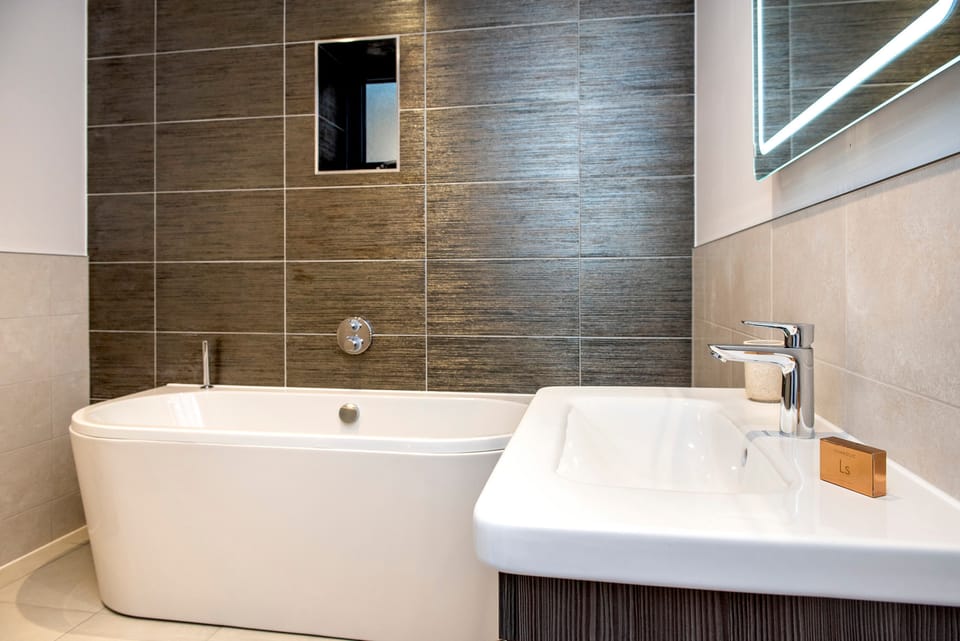 Bathroom 1 (Bedroom 1 en-suite)