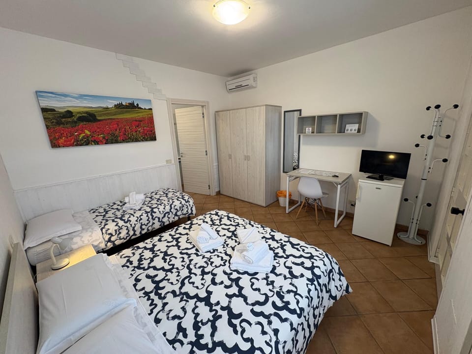 Classic Triple Room | In-room safe, desk, soundproofing, bed sheets