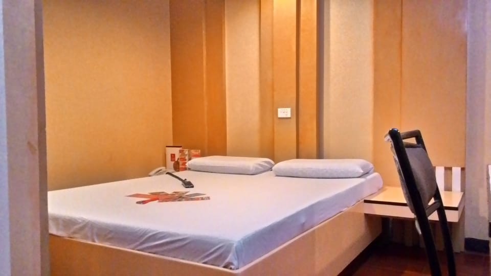 Deluxe Room, 1 Queen Bed | In-room safe, free WiFi