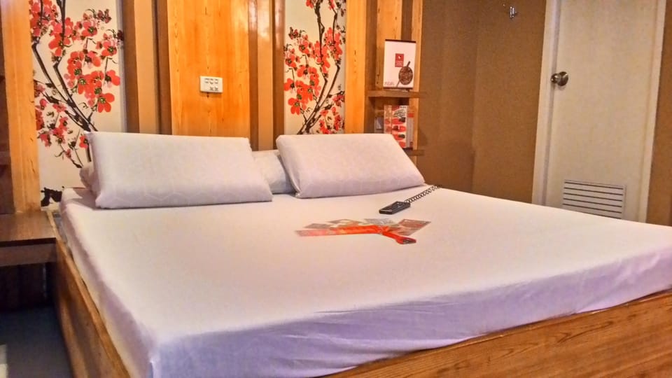Executive Room, 1 Queen Bed | In-room safe, free WiFi