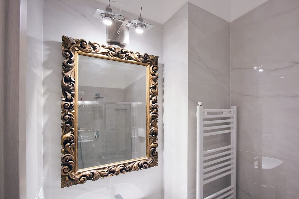 Classic Room (1) | Bathroom | Shower, rainfall showerhead, free toiletries, hair dryer