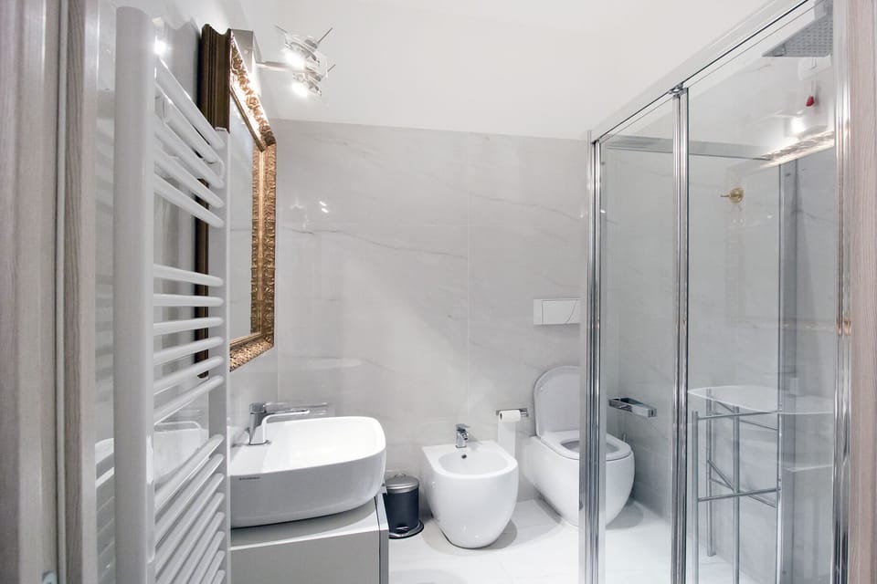 Classic Room (3) | Bathroom | Shower, rainfall showerhead, free toiletries, hair dryer