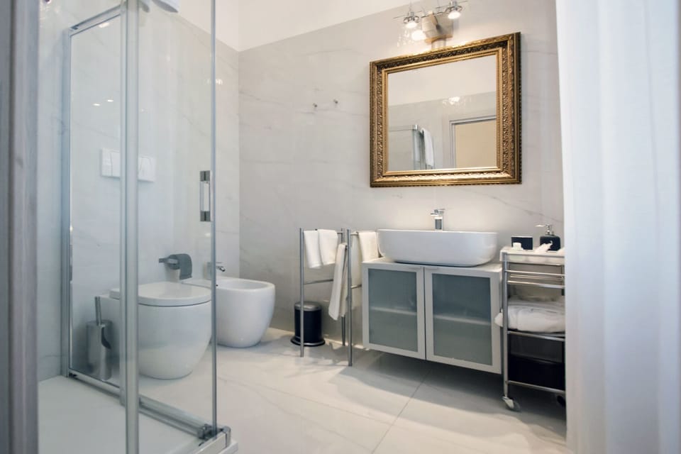 Classic Room (5) | Bathroom | Shower, rainfall showerhead, free toiletries, hair dryer